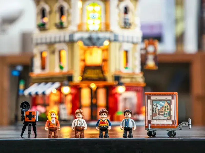 Funwhole F9033 Antique Store Klemmbausteine Set – vier Minifiguren vor dem beleuchteten Gebäude