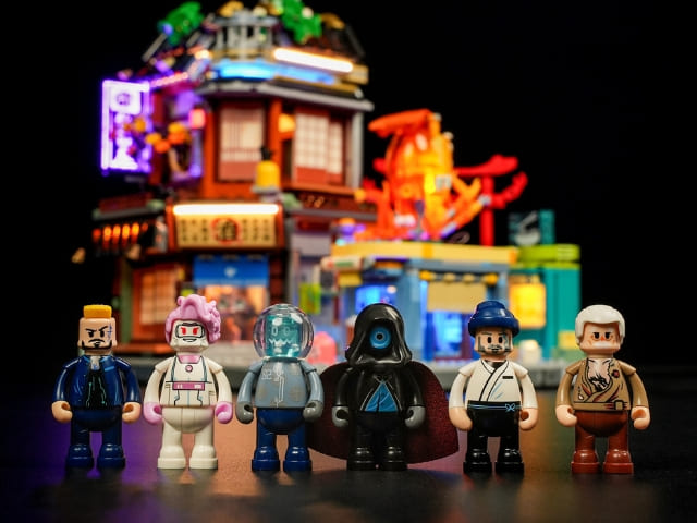 Funwhole F9073 Klemmbaustein-Set: Die 6 exklusiven Cyberpunk-Minifiguren vor dem beleuchteten Japanese Izakaya.
