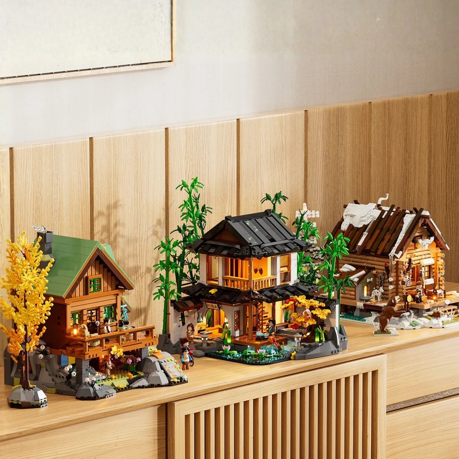 Funwhole Jagdhütte Klemmbaustein-Set als Dekoration auf einem Regal neben weiteren Retro-Sets.