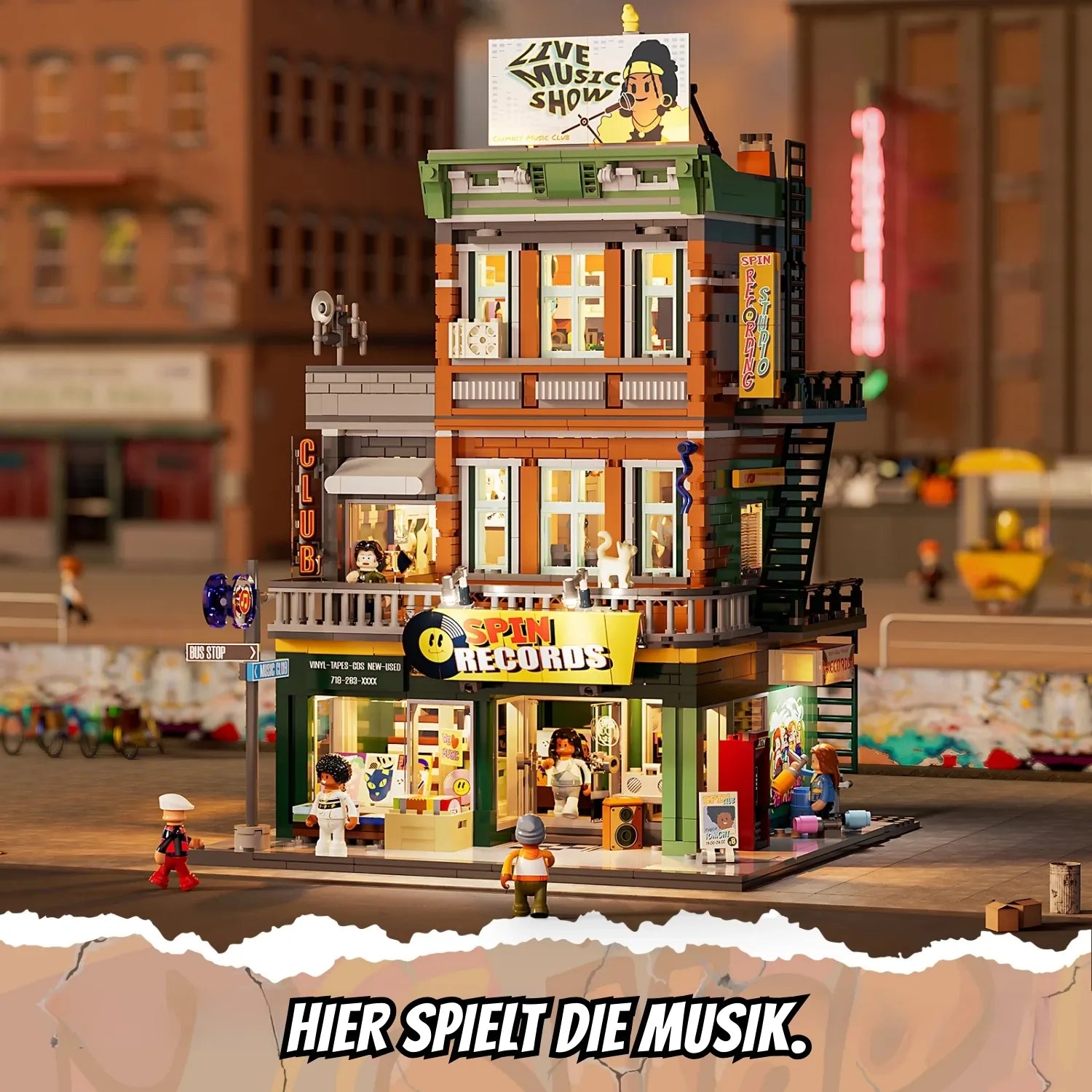 Beleuchtetes Funwhole Klemmbaustein-Set Record Store bei Nacht mit integrierten LEDs, Straßenlaterne und Minifiguren.