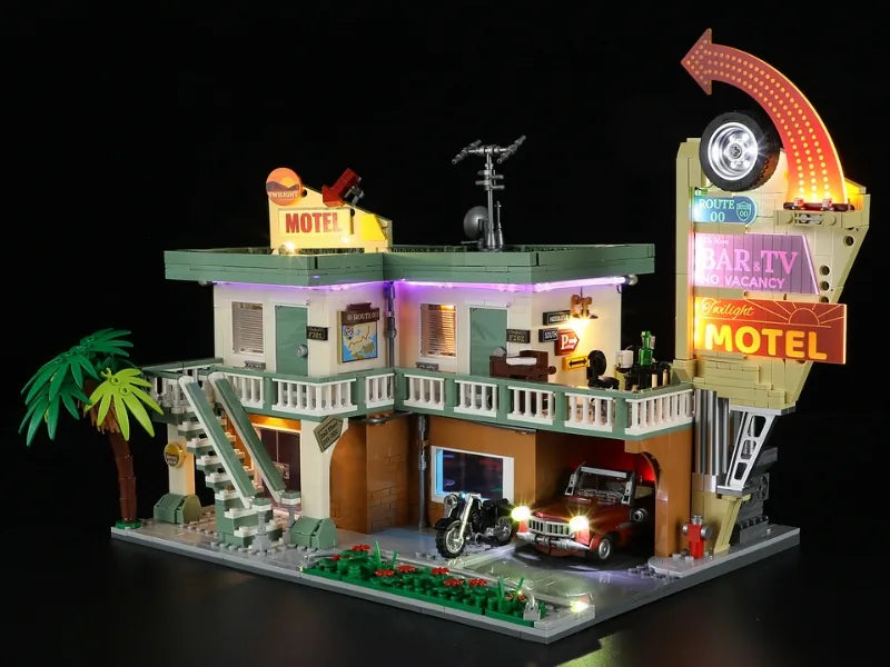 Funwhole F9054 Twilight Motel Klemmbausteine Set – beleuchtetes Modell auf dunklem Hintergrund mit Retro-Lichtstimmung