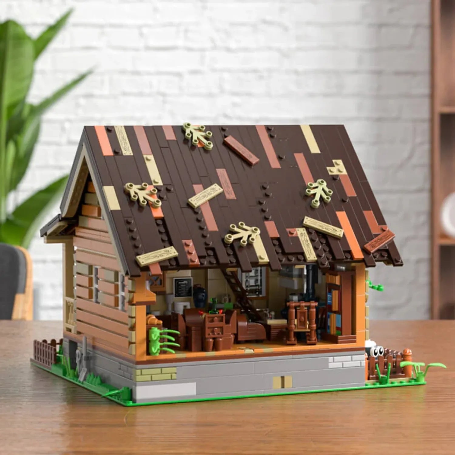 Innenansicht Funwhole Wood Cabin Klemmbaustein-Set: Offene Rückseite zeigt detaillierte Möblierung, Küche und Kamin über zwei Etagen.