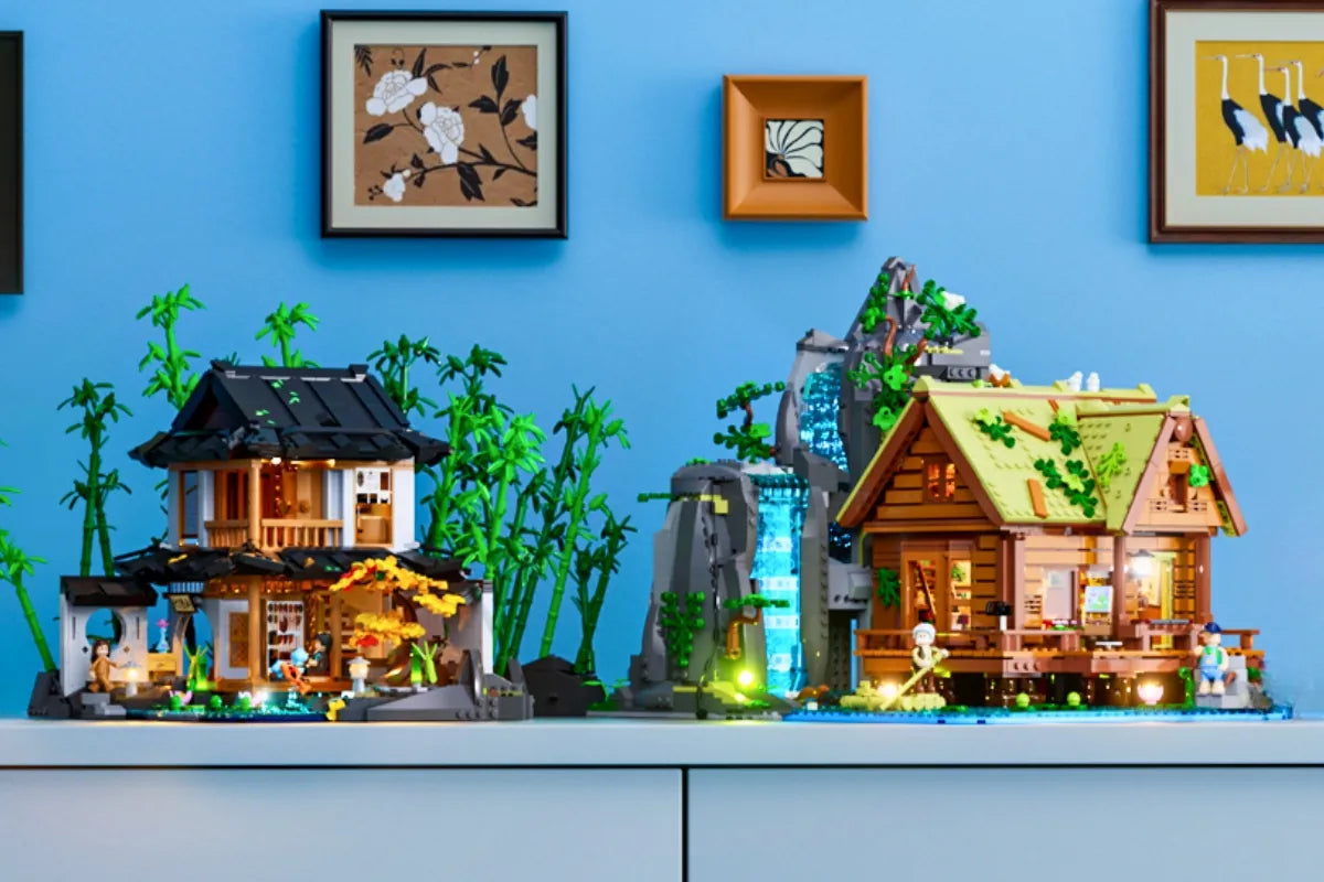 Detailliertes Klemmbaustein-Set Häuser und Architektur: Asiatisches Gebäude und Waldhütte mit Wasserfall vor blauer Wand.