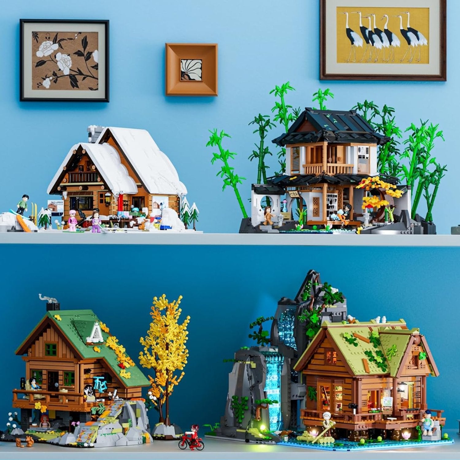 Lumibricks Waterfall Cabin Klemmbaustein-Set dekoriert im Regal neben weiteren Architektur- und Häuser-Modellen.