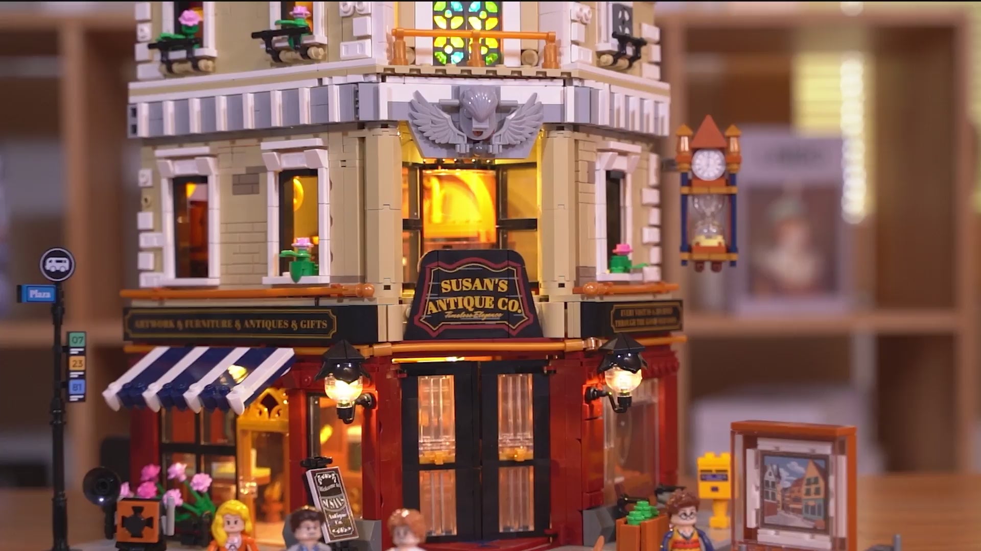 Unboxing und Detailansicht des Funwhole Antique Store Antiquitätenladen F9033 Klemmbausteine-Sets mit Beleuchtung.