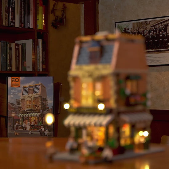 Unboxing und Detailansicht des Funwhole Book Café F9031 Klemmbausteine-Sets mit Beleuchtung und Inneneinrichtung.