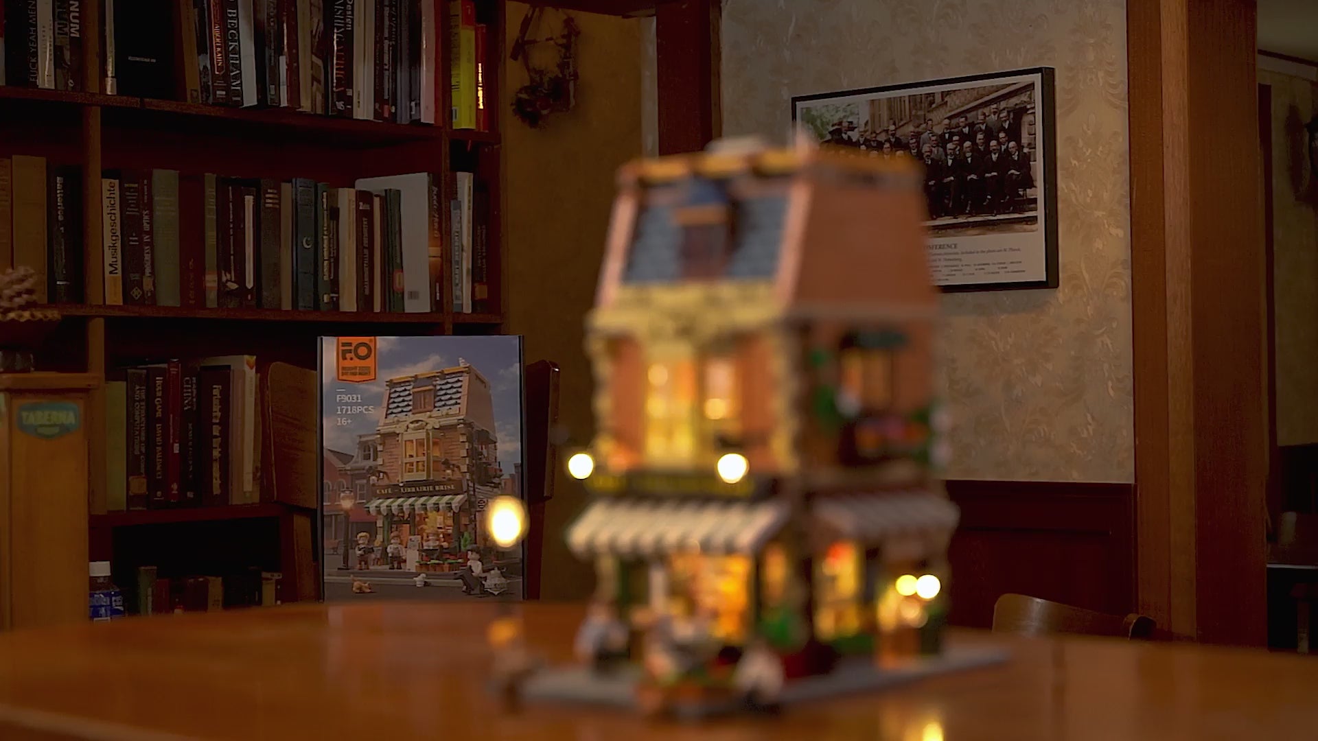 Unboxing und Detailansicht des Funwhole Book Café F9031 Klemmbausteine-Sets mit Beleuchtung und Inneneinrichtung.