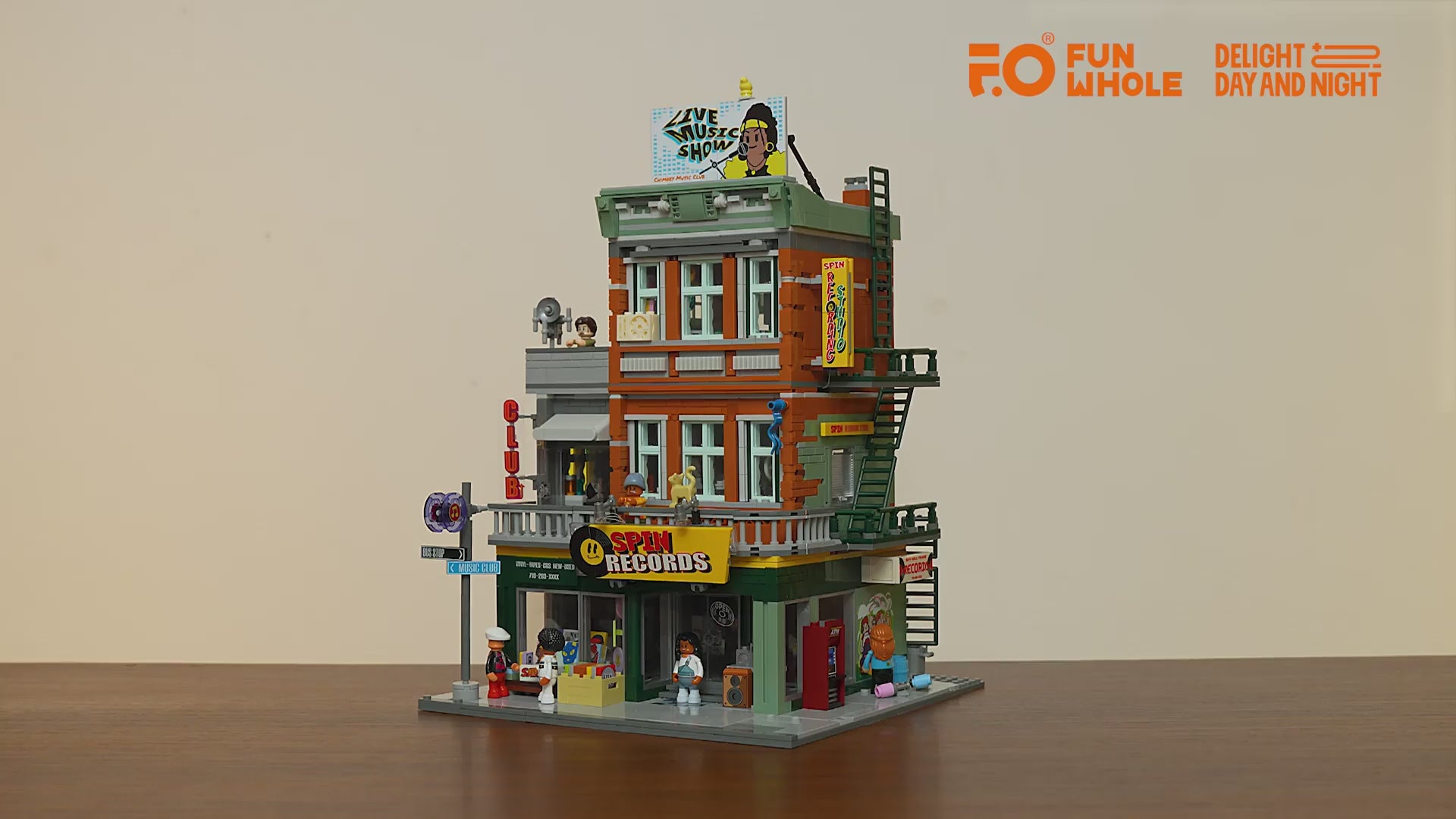 Unboxing und Detailansicht des Funwhole Record Store Plattenladen F9058 Klemmbausteine-Sets mit Beleuchtung.