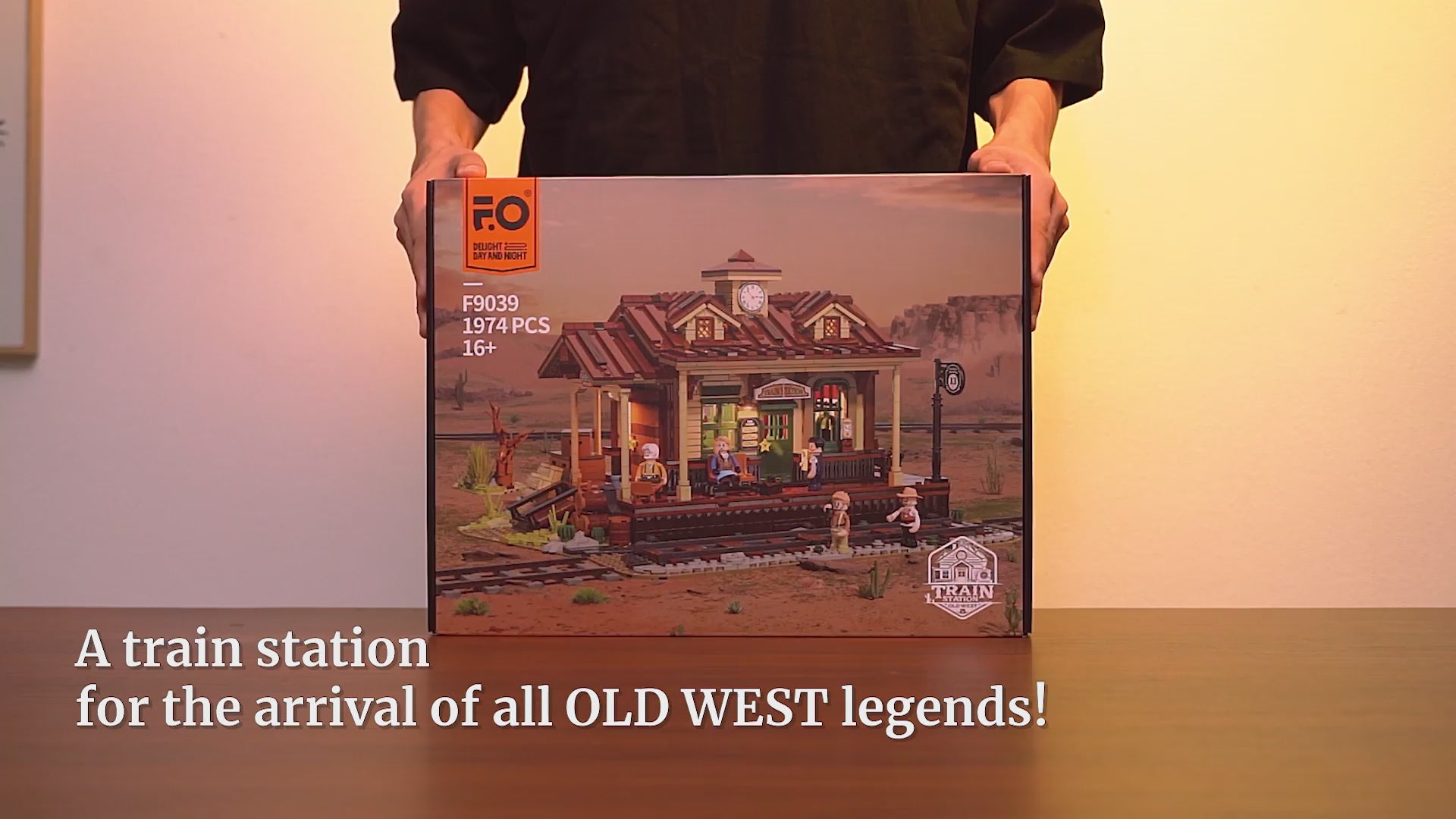 Unboxing und Detailansicht des Funwhole Western Train Station Bahnhof F9039 Klemmbausteine-Sets mit Beleuchtung.