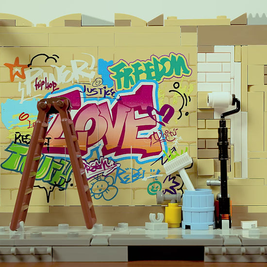 Unboxing und Detailansicht des Funwhole Graffiti Bus Stop Bushaltestelle F9066 Klemmbausteine-Sets mit Beleuchtung.