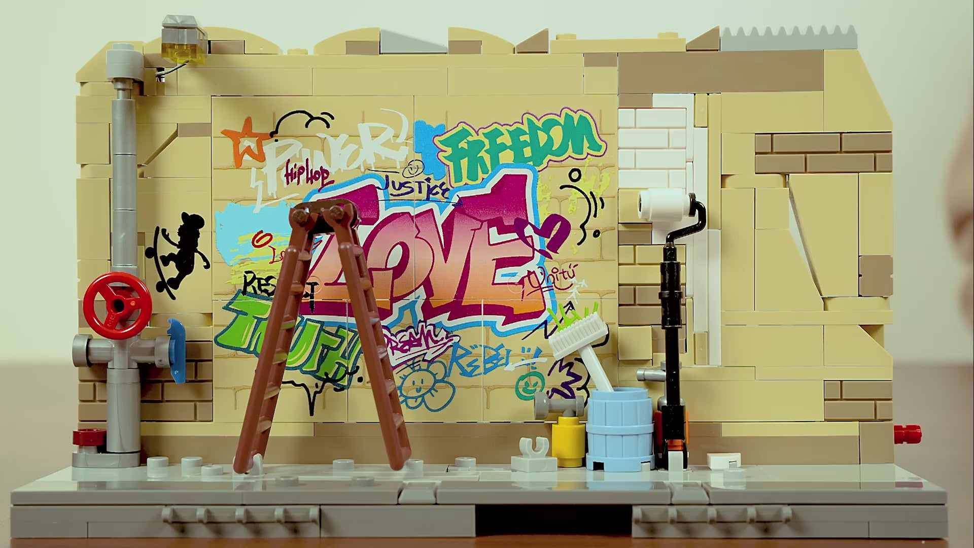 Unboxing und Detailansicht des Funwhole Graffiti Bus Stop Bushaltestelle F9066 Klemmbausteine-Sets mit Beleuchtung.