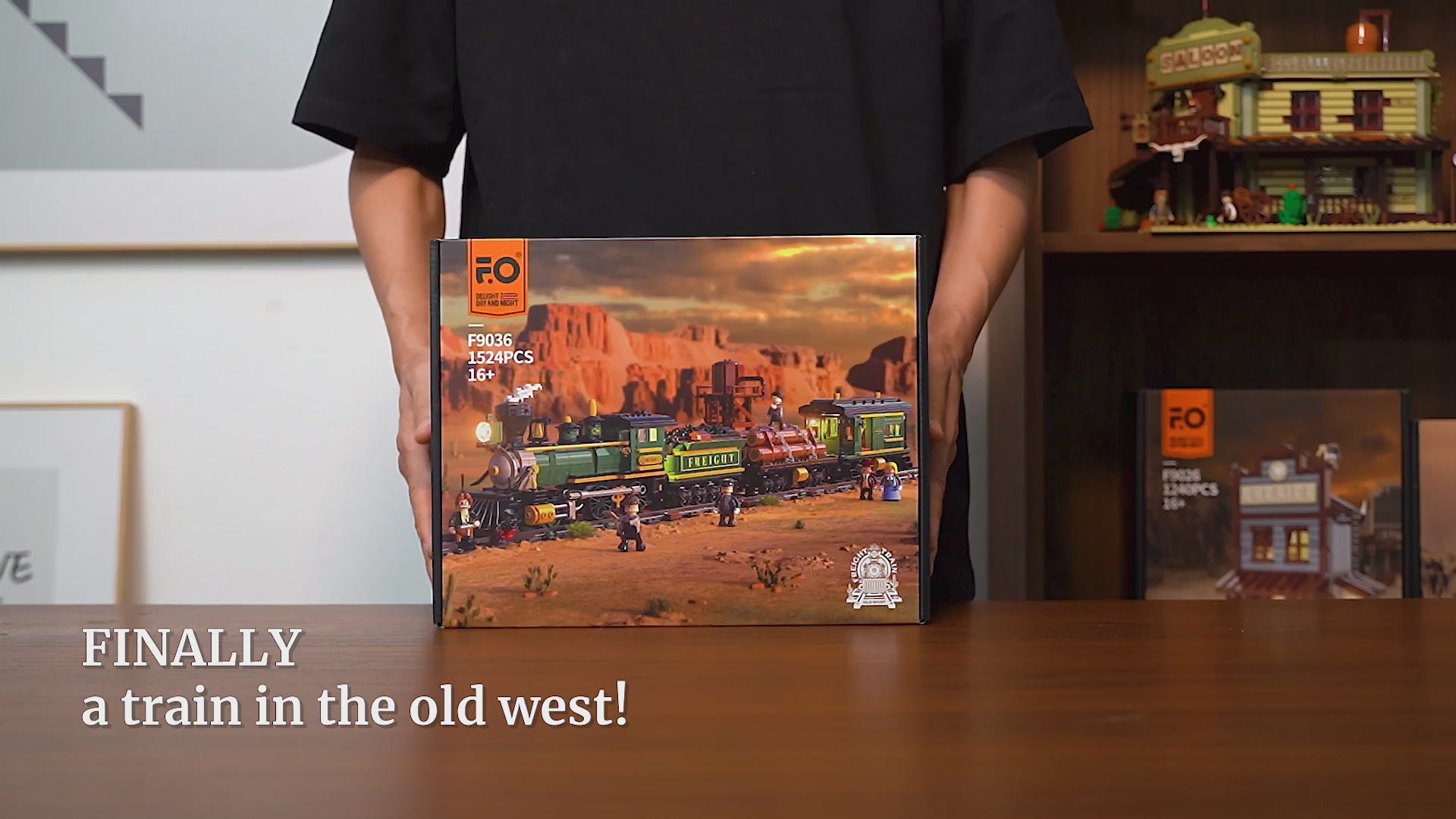Unboxing und Detailansicht des Funwhole Western Freight Train Eisenbahn F9036 Klemmbausteine-Sets mit Beleuchtung.