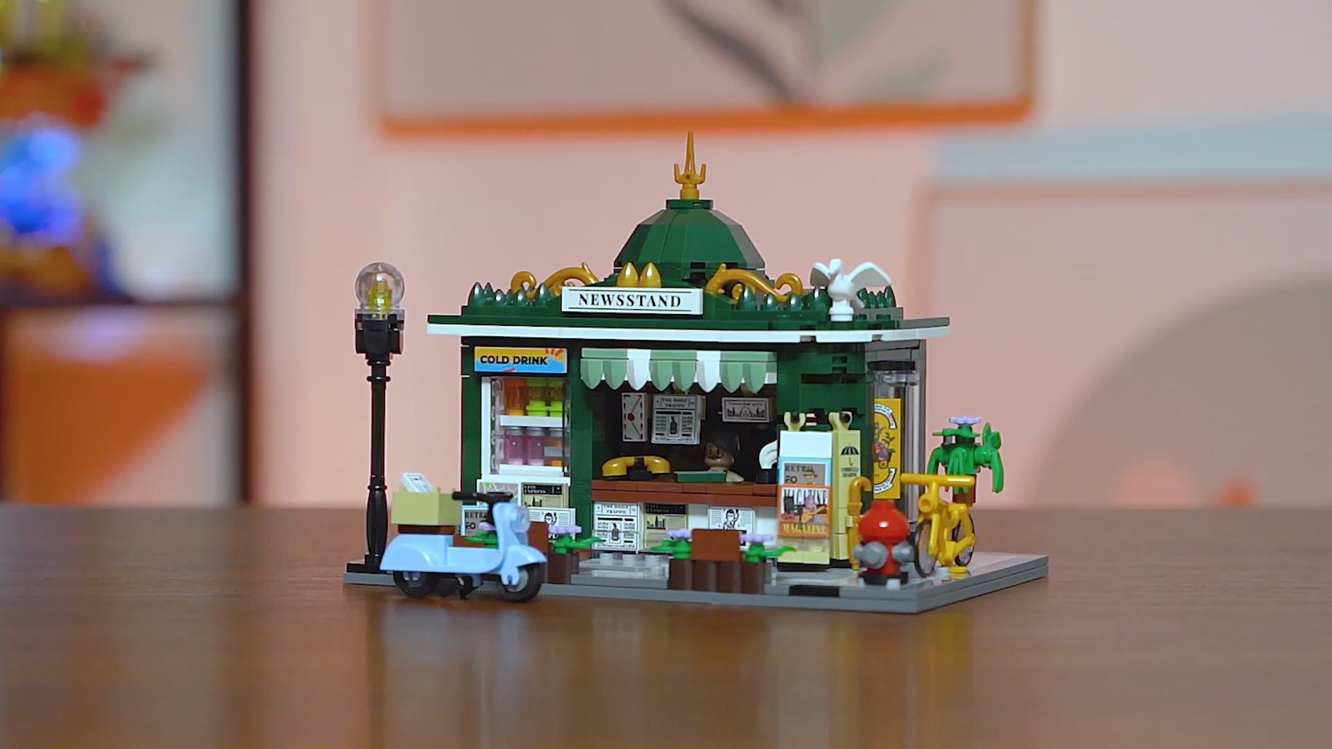 Unboxing und Detailansicht des Funwhole Newsstand Zeitungskiosk F9023 Klemmbausteine-Sets mit Beleuchtung.