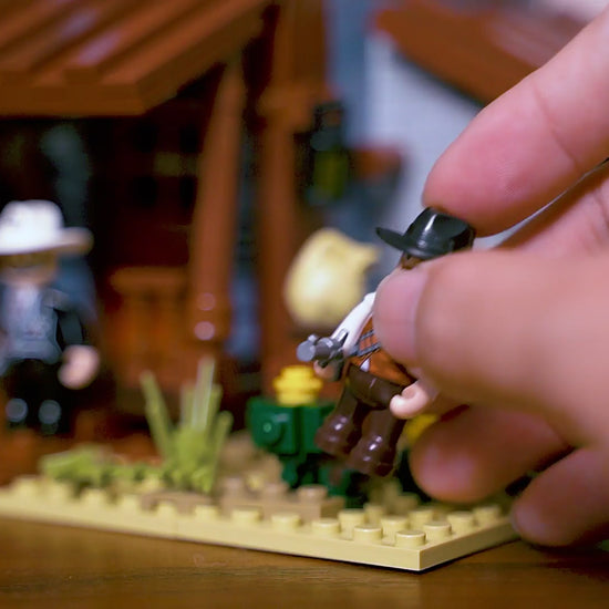 Unboxing und Detailansicht des Funwhole Old Western Sheriffs Office F9026 Klemmbausteine-Sets mit Beleuchtung.