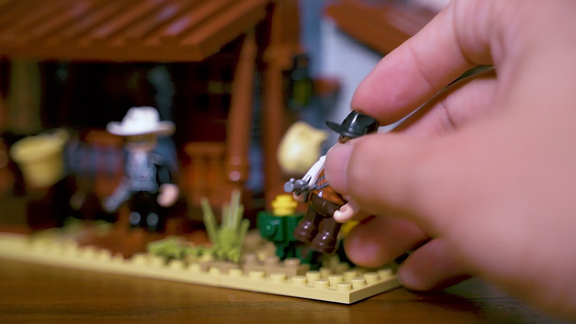 Unboxing und Detailansicht des Funwhole Old Western Sheriffs Office F9026 Klemmbausteine-Sets mit Beleuchtung.